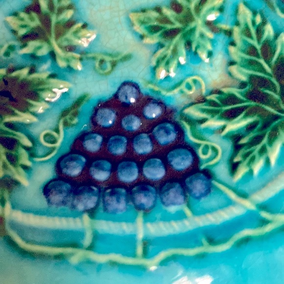 Turquoise glazed ceramic Ruffled bowl or trinket dish with raised grapes - Picture 5 of 5